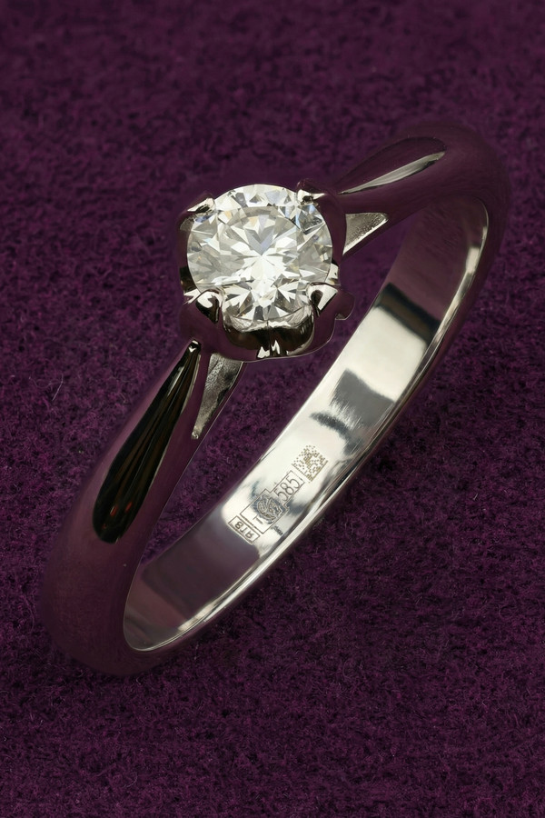 Кольцо из белого золота c бриллиантами