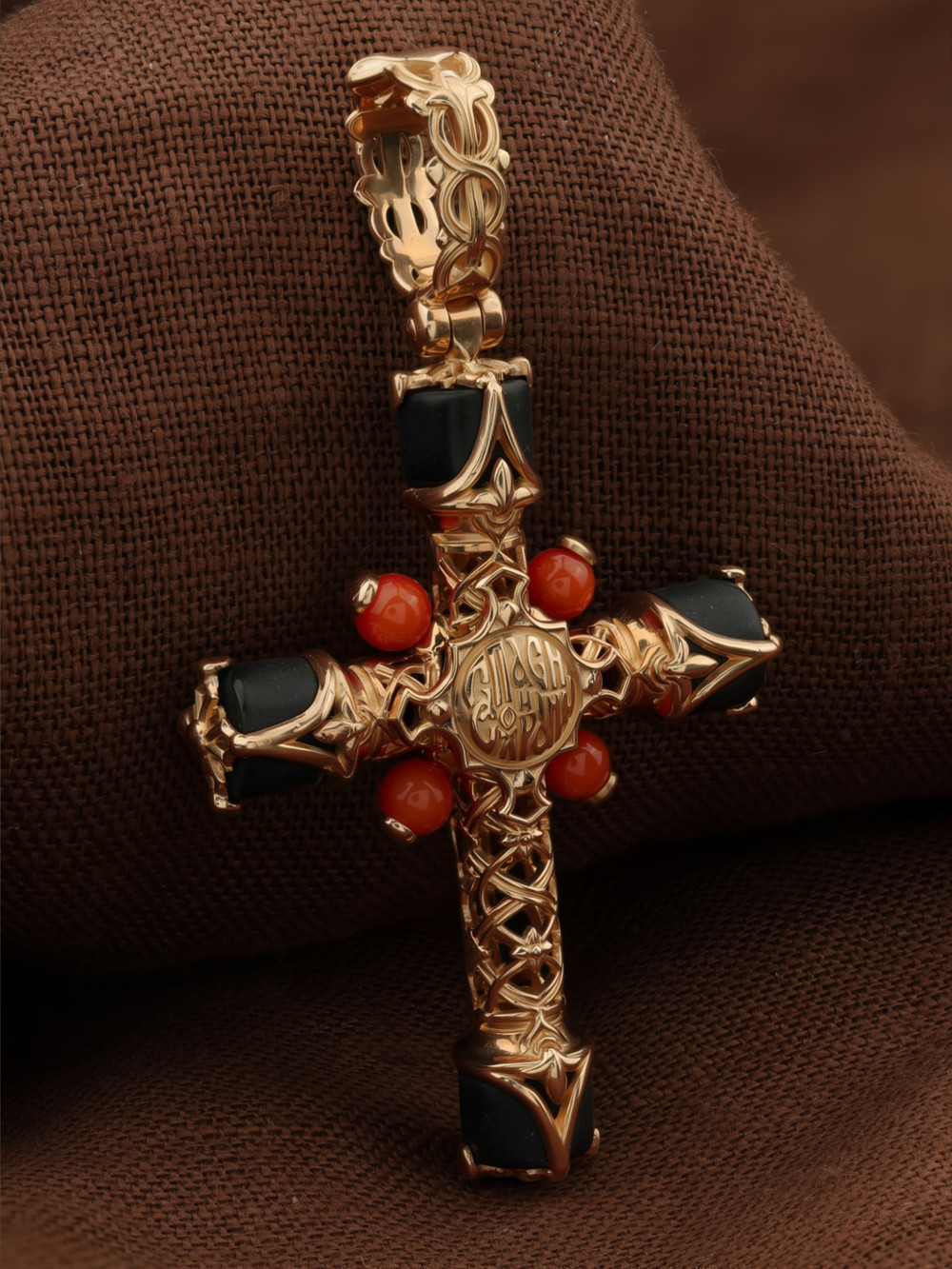 Крест из золота c ониксом и кораллом