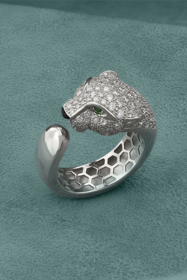 Кольцо из белого золота c бриллиантами, изумрудом и ониксом