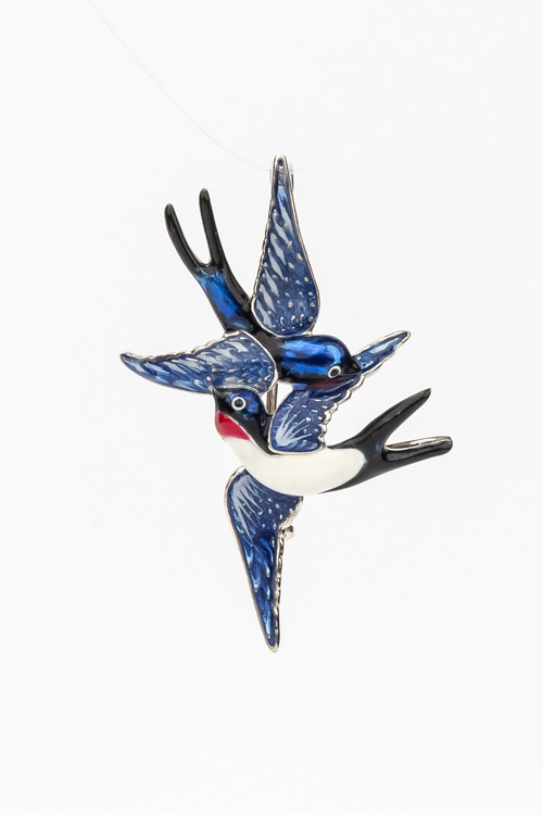 Брошь из белого золота c эмаль