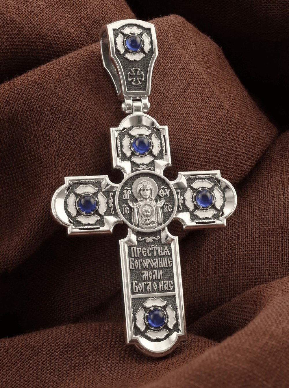 Крест из белого золота c эмалью и сапфиром