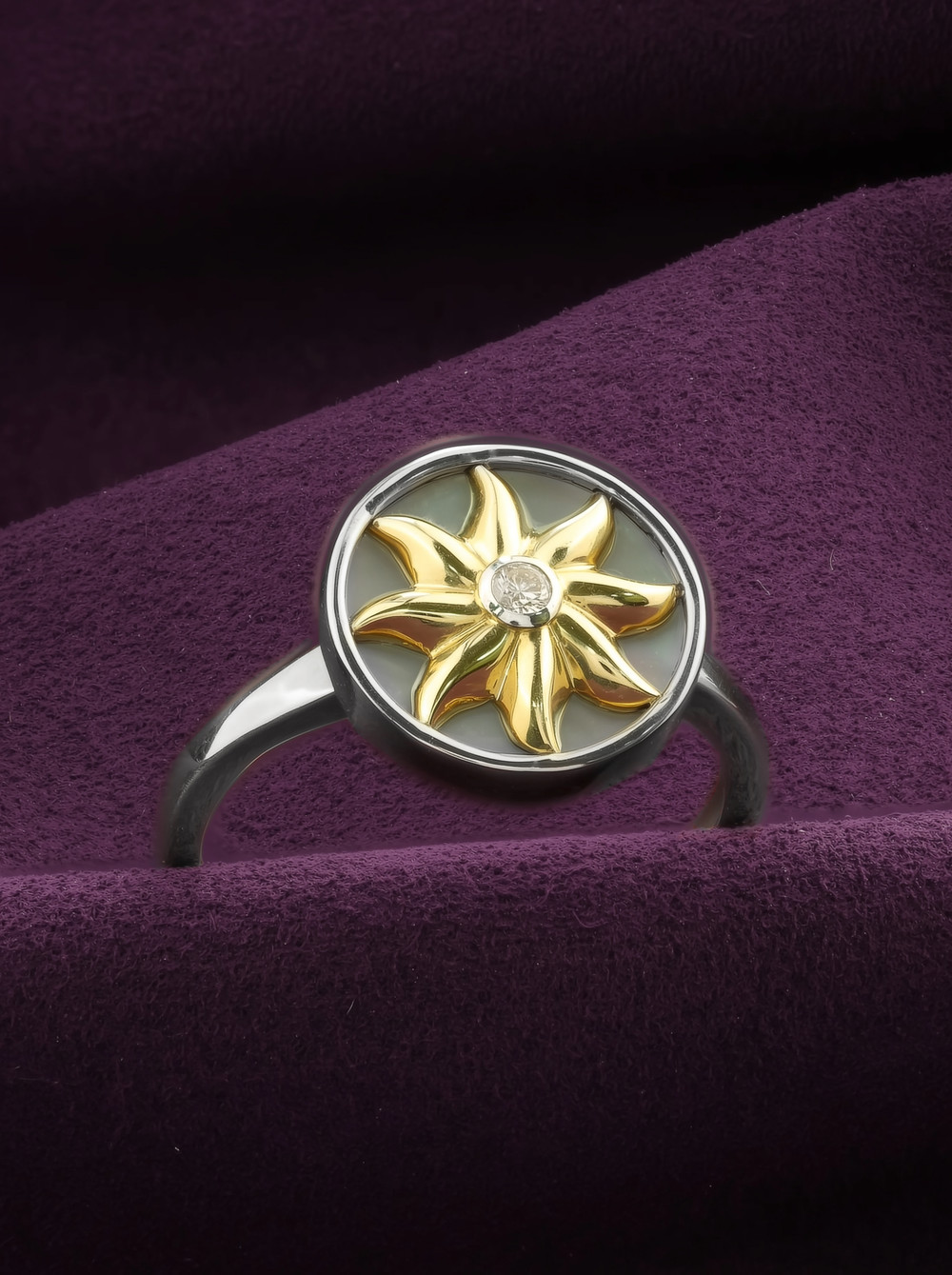 Кольцо из белого золота c бриллиантами и перламутром