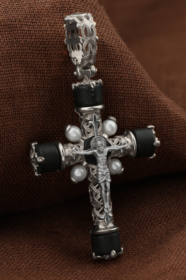 Крест из белого золота c жемчугом и ониксом