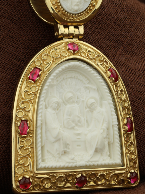 Образок из лимонного золота c эмалью, рубином и бивнем мамонта