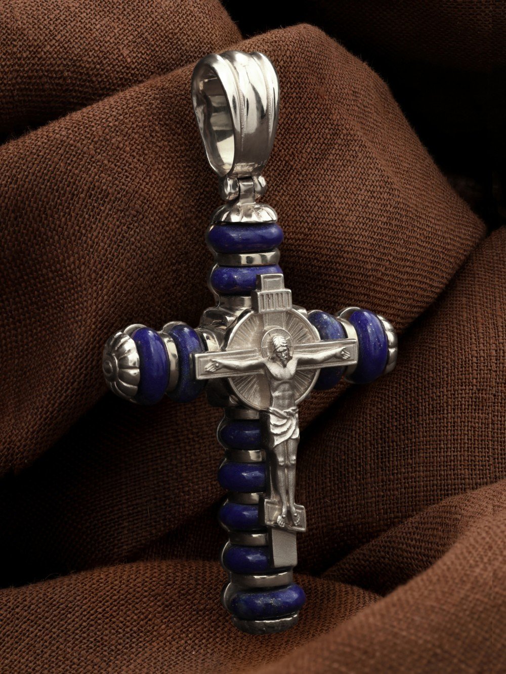 Крест из белого золота c лазуритом