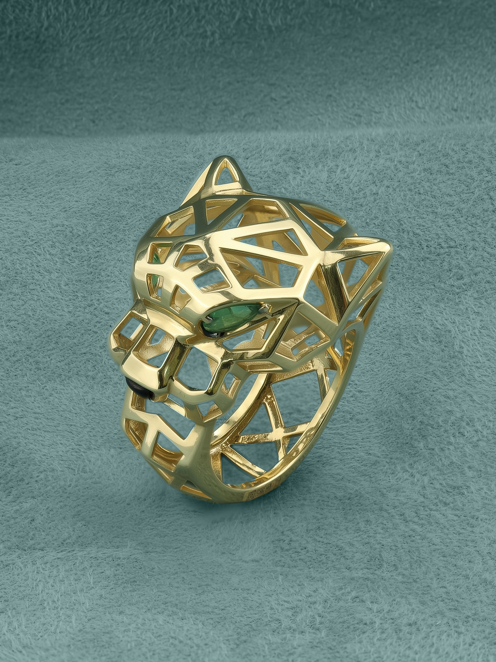 Кольцо из лимонного золота c изумрудом и ониксом