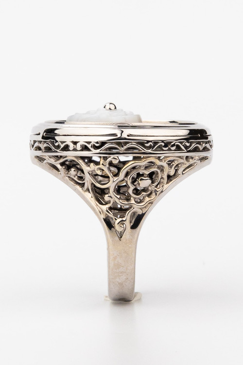 Кольцо из белого золота c ониксом и перламутром