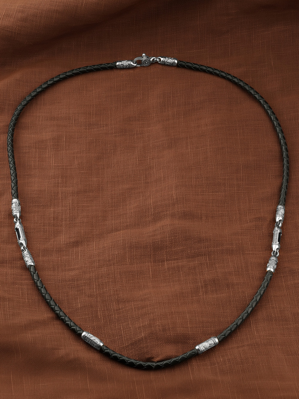 Гайтан из белого золота c кожаным шнурком и ониксом