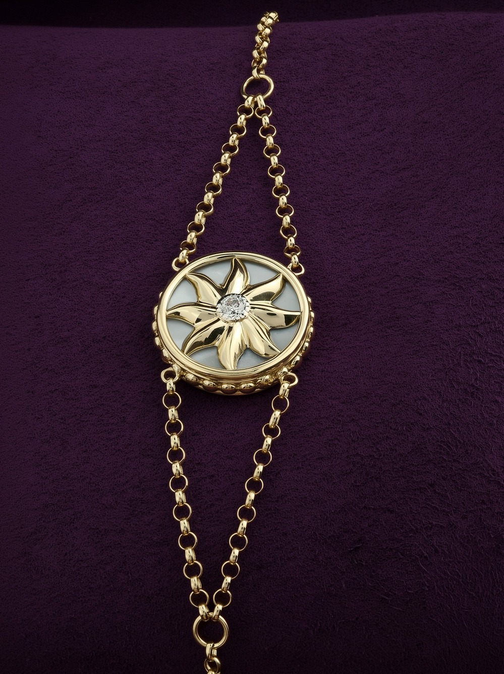 Браслет из лимонного золота c бриллиантами, лазуритом и перламутром