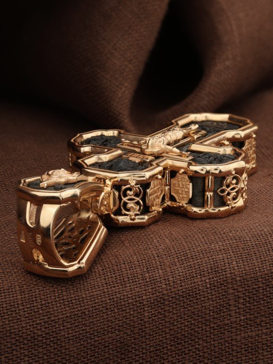 Крест из золота c эбеновым деревом