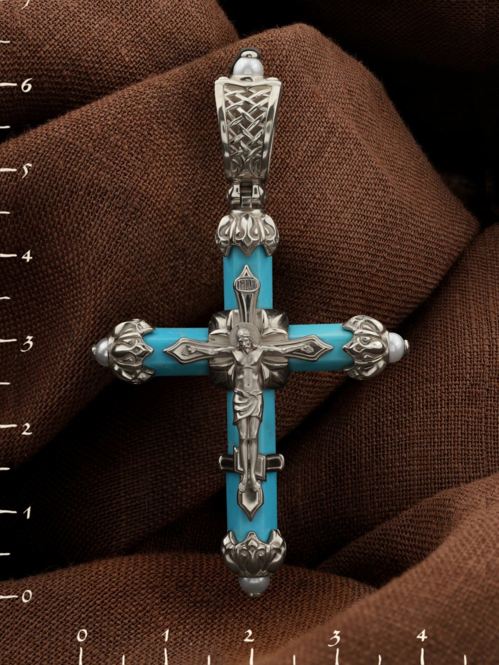 Крест из белого золота c жемчугом и бирюзой