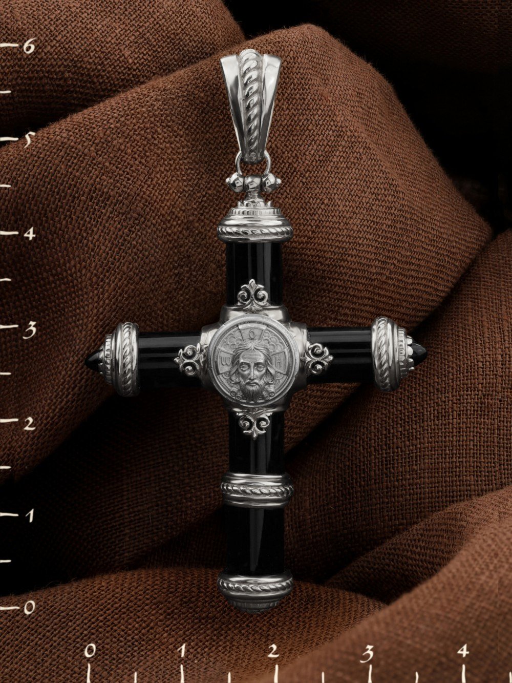 Крест из белого золота c ониксом