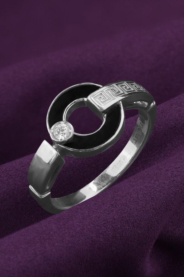 Кольцо из белого золота c бриллиантами и ониксом