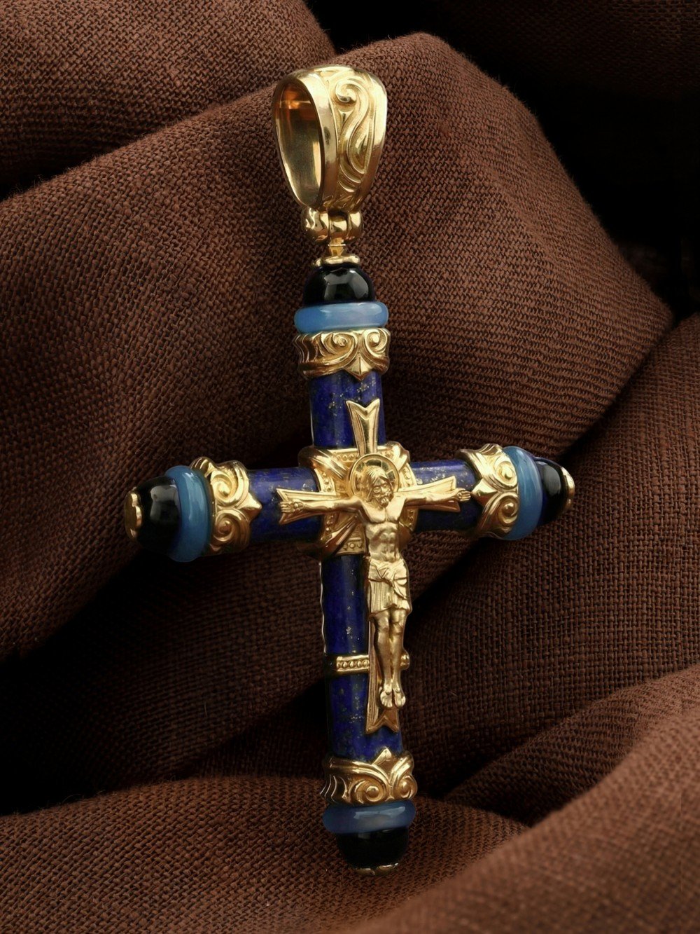 Крест из лимонного золота c ониксом, агатом и лазуритом