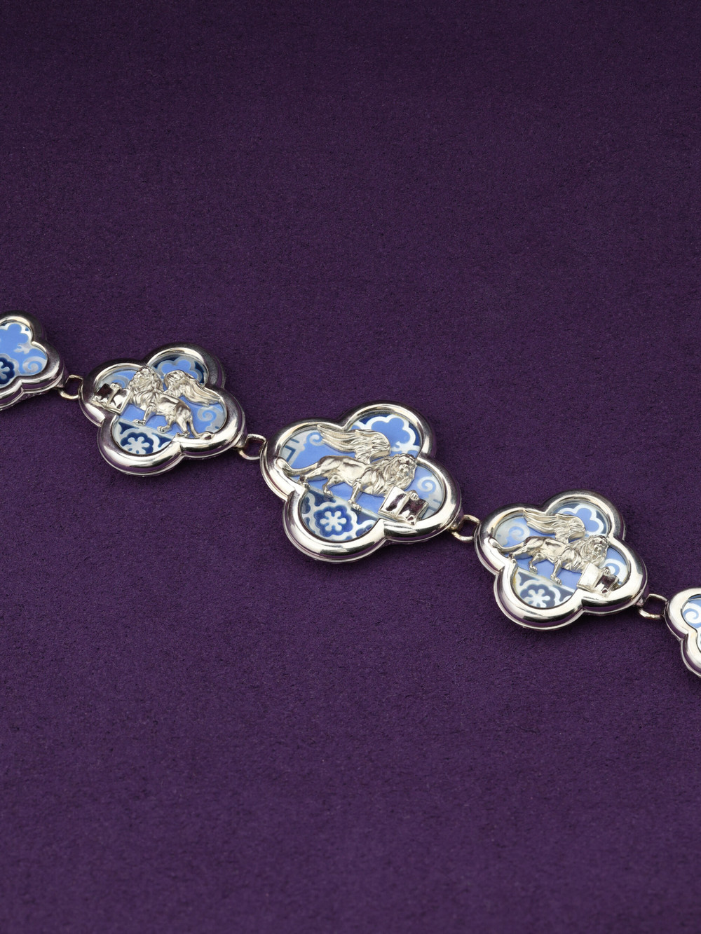 Браслет из белого золота c эмаль , жемчугом и перламутром