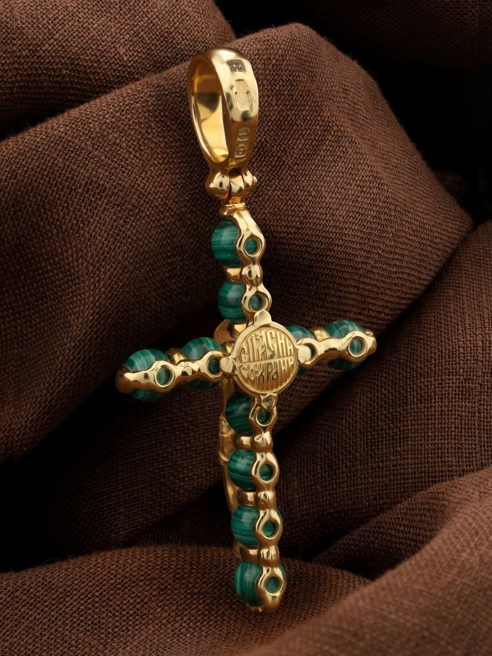 Крест из лимонного золота c малахитом
