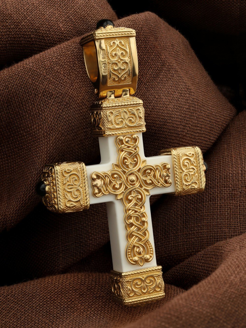 Крест из лимонного золота c эмаль , ониксом и бивнем мамонта