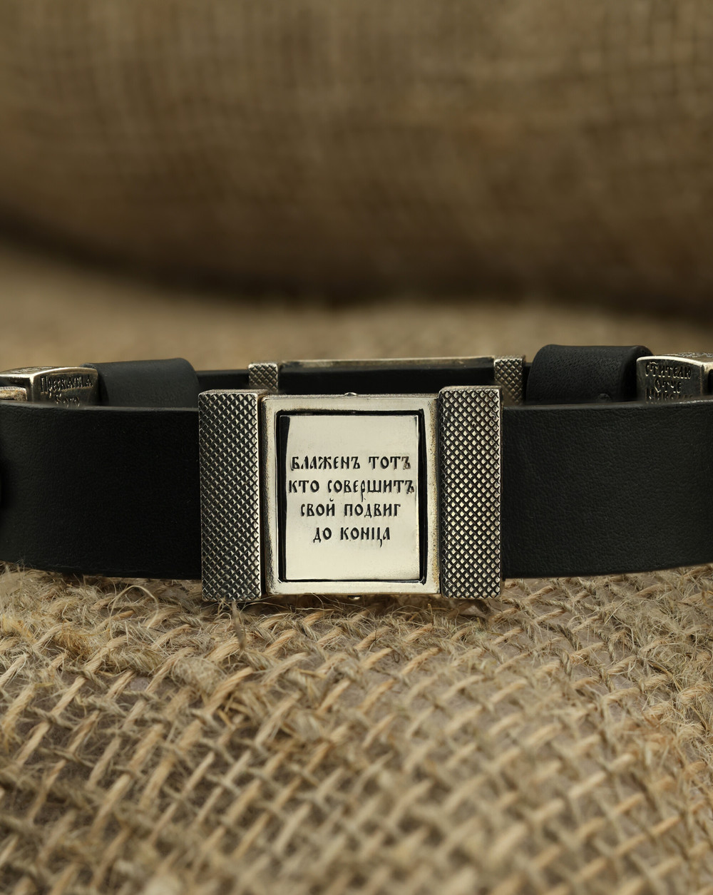 Браслет из серебра и золота c кожаным шнурком