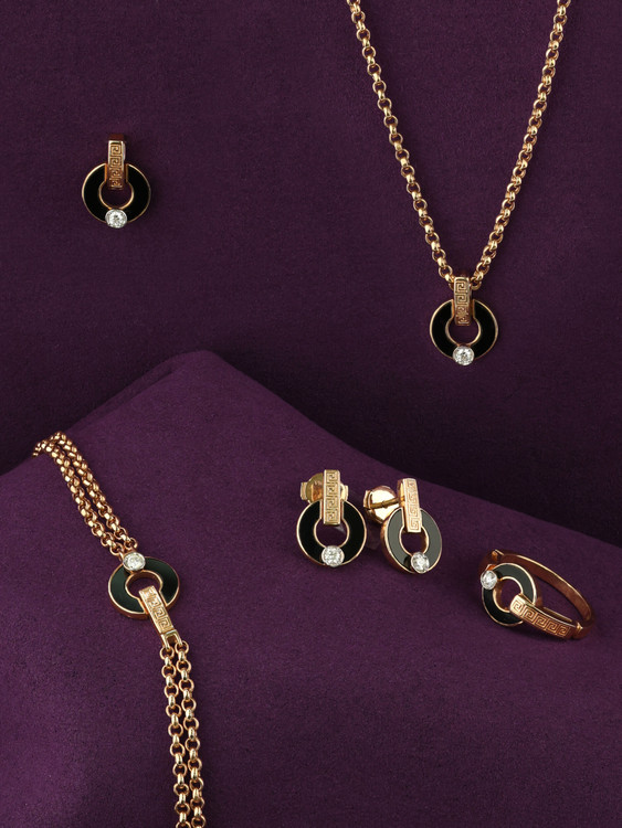 Подвеска из золота c бриллиантами и ониксом