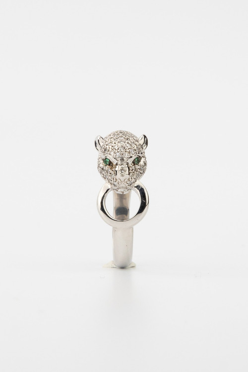 Кольцо из белого золота c бриллиантами и изумрудом