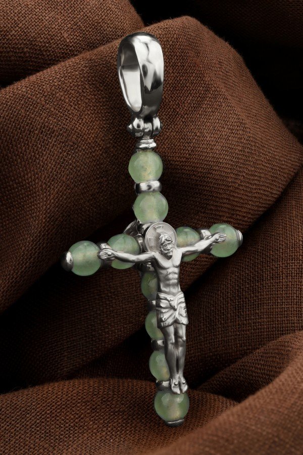 Крест из белого золота c нефритом