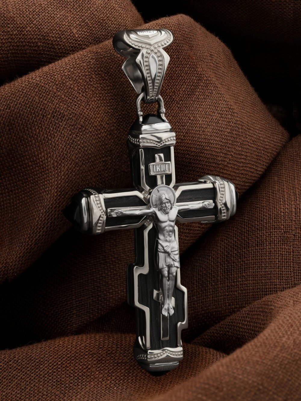 Крест из белого золота c ониксом и эбеновым деревом