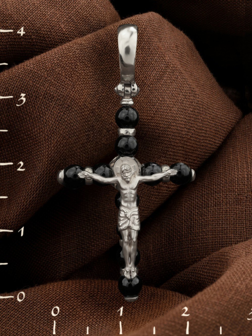 Крест из белого золота c ониксом